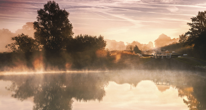 Caen Hill locks in the mist