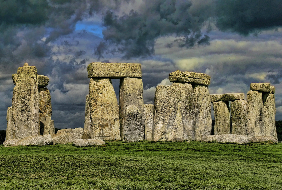 Standing stones at stonehenge with cloudy sky behind